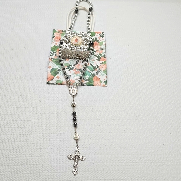Rosary with gift box included. - Picture 5 of 10